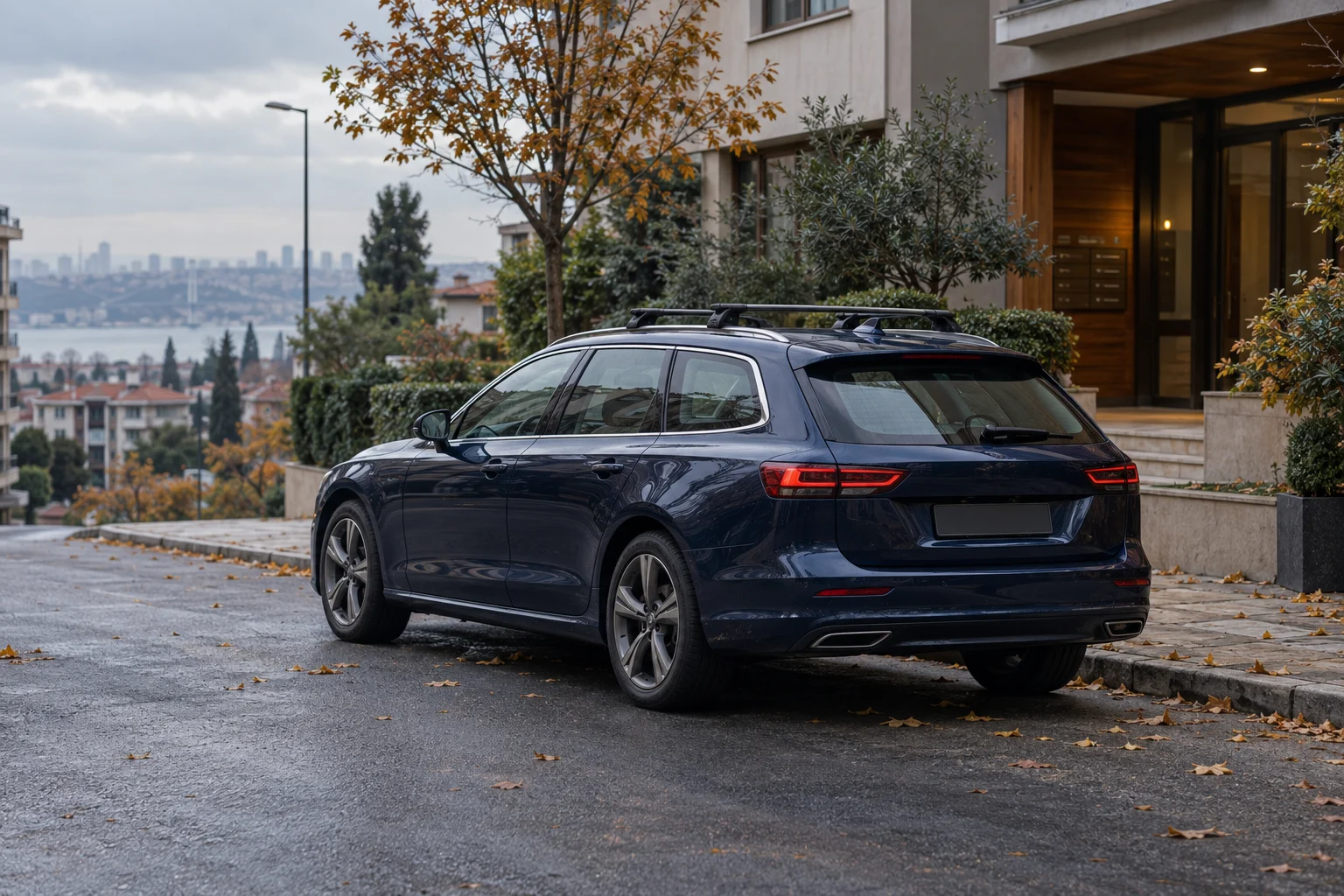 Konut girişinde park edilmiş temsili station wagon otomobil