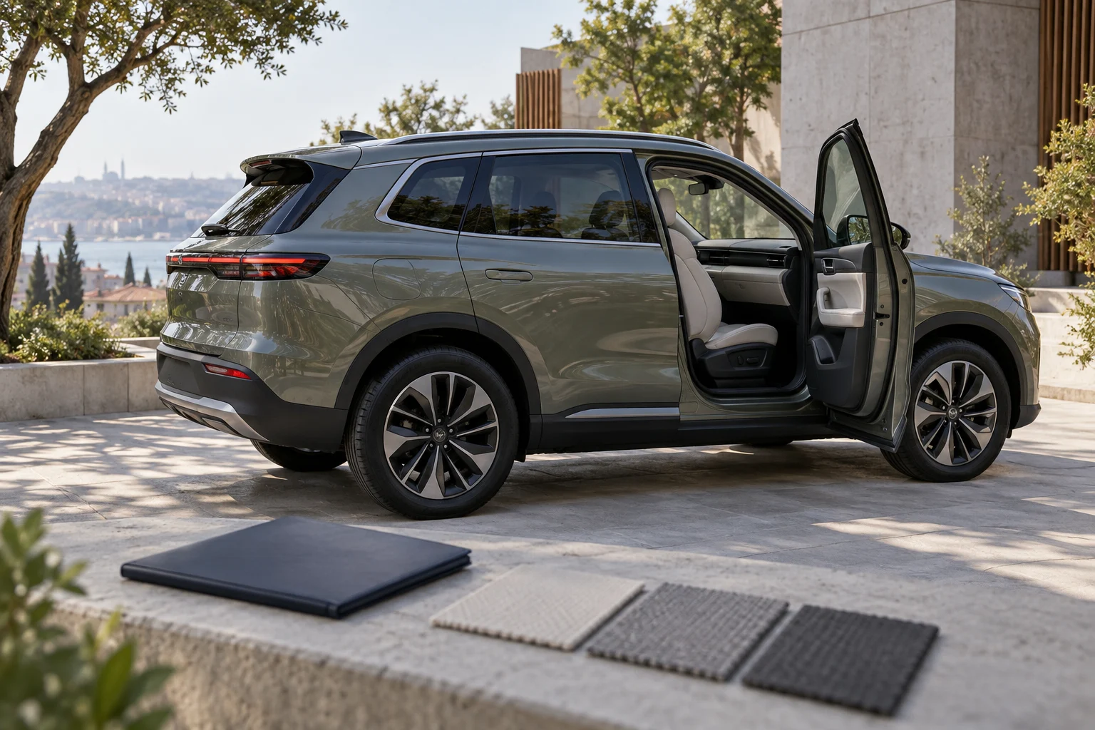 Park hâlindeki elektrikli SUV, açık yolcu kapısı ve kumaş örneklerini gösteren yapay zekâ üretimi temsili sahne.