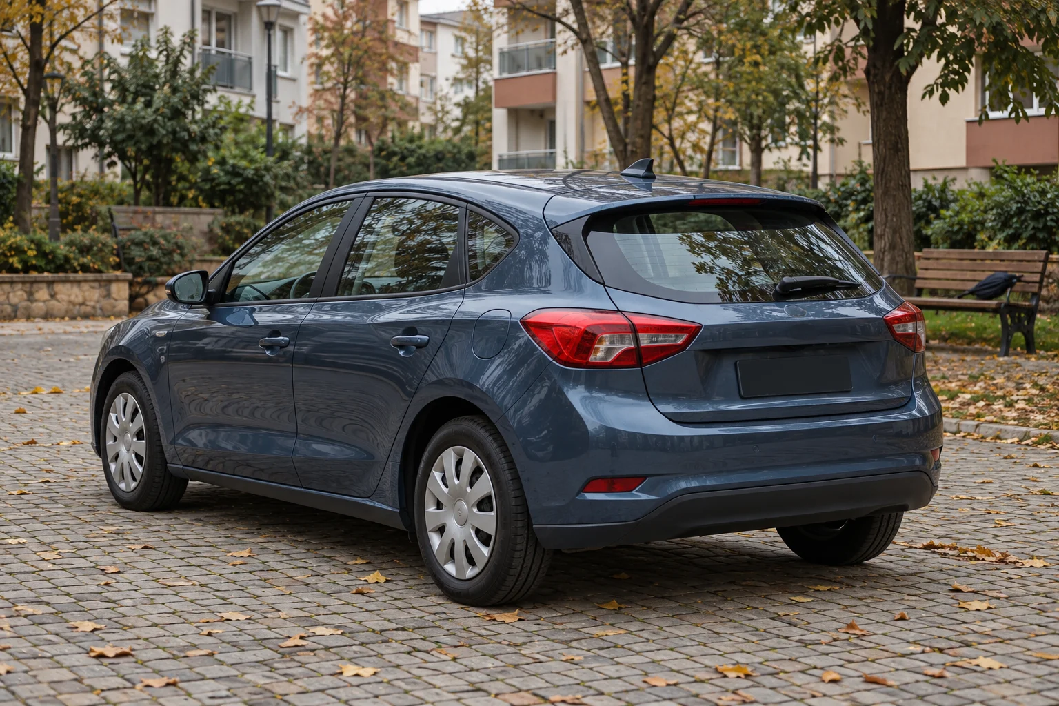 Ağaçlı konut avlusundaki kompakt hatchback otomobili gösteren yapay zekâ üretimi temsili görsel.