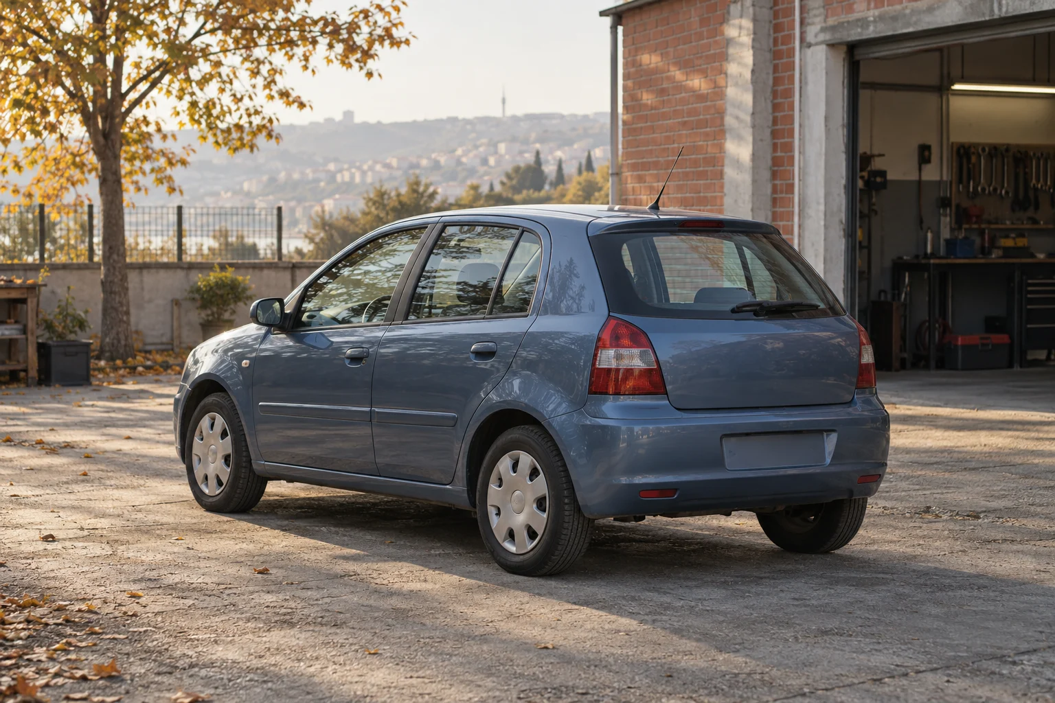 İkinci el araç inceleme avlusunda duran mavi hatchback otomobili gösteren yapay zekâ üretimi temsili görsel.
