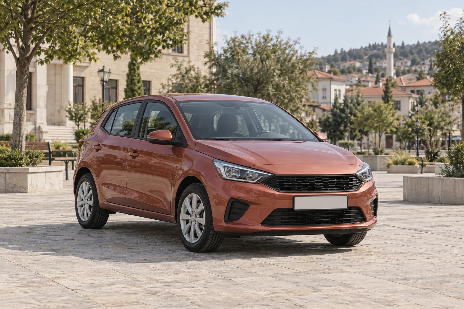 Taş döşeli kent avlusunda park edilmiş kiremit renkli kompakt hatchback, temsili görsel
