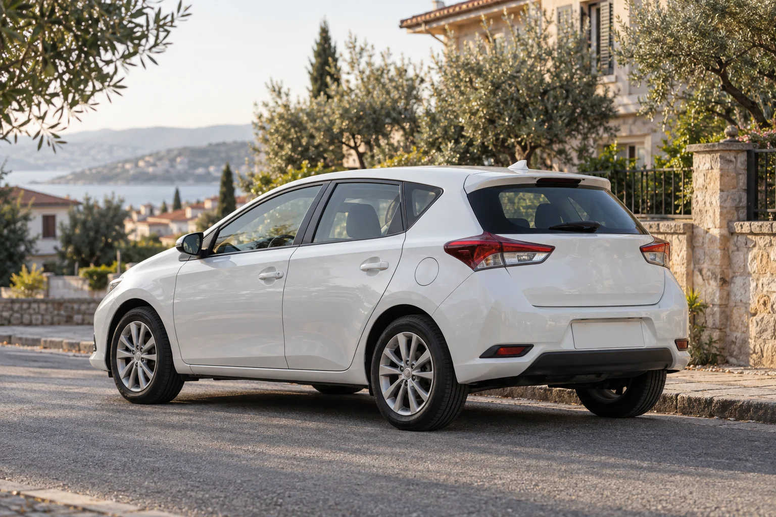 Kompakt hatchback segmentini temsil eden özgün yapay zekâ üretimi editoryal görsel.